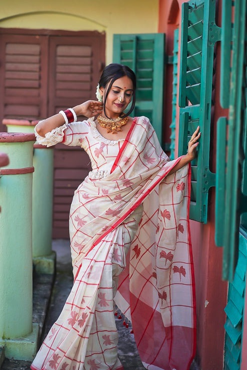 Lady in Jalgaon Handwoven Cotton Jamdani Saree