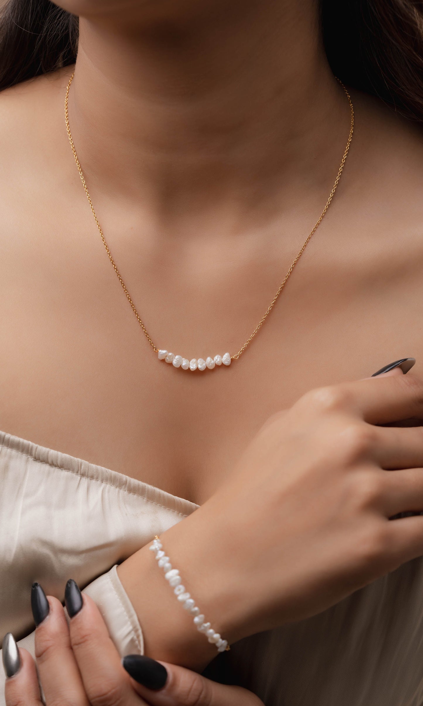 Dainty Pearl Neckpiece