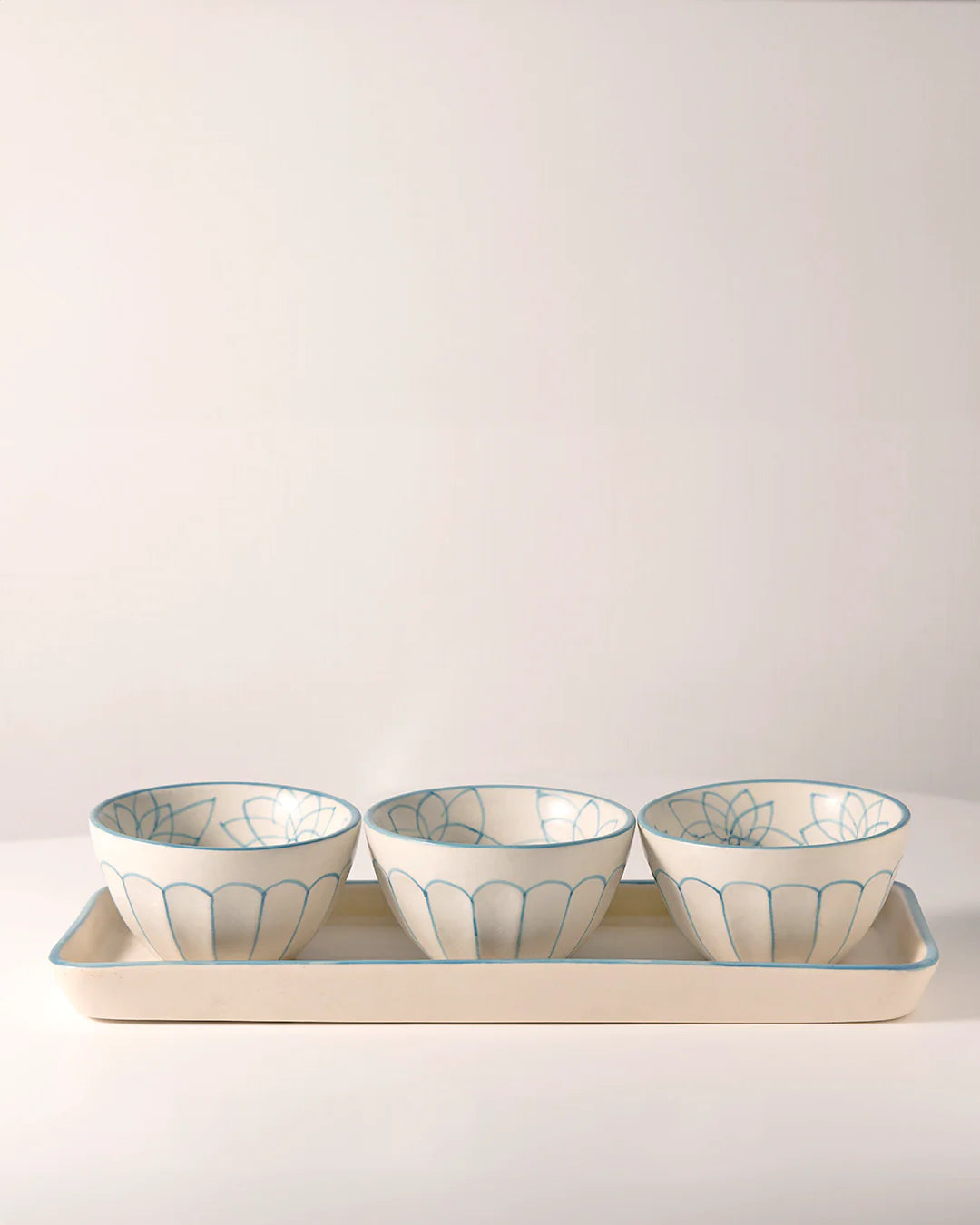 Meera- Serving set of 3 bowls with tray